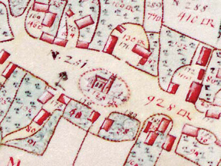 Wie auf einer Insel mitten im Dorf steht die Kirche auf einer Karte von 1756